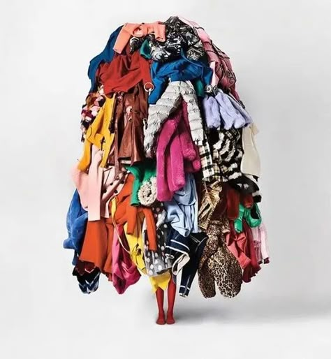 Fast Fashion: Its Harms and How to Mitigate Them – Svelte Magazine Pile Of Clothes, Clothing Swap, Sustainable Wardrobe, Fast Fashion Brands, Circular Fashion, Slow Fashion Brands, Textile Waste, Carrie Bradshaw, Cheap Fashion