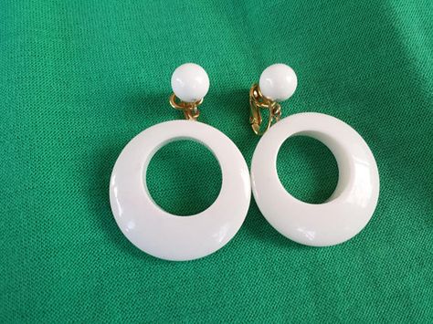 Mod Vintage 1960's White Large Plastic Circle Dangle Hoop White Bead Designer Trifari Gold Clip On Earrings 60s Outfit, 1960s Earrings, 60s Earrings, White Hoop Earrings, Mod Jewelry, Mod 60s, Mod Vintage, Gold Clips, 1960s Fashion