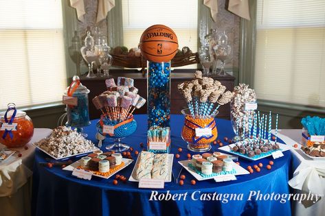 Basketball candy table for a Bar Mitzvah party. Sports Centerpieces, Bar Mitzvah Centerpieces, Basketball Decor, Basketball Baby Shower, Sports Baby Shower Theme, Basketball Decorations, Table Birthday, Bar Mitzvah Party, Basketball Birthday Parties