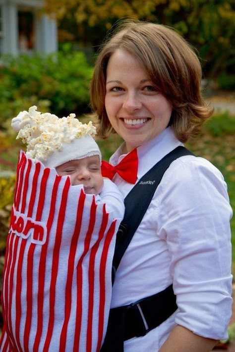 Best idea ever.    Wrap a BabyBjorn or other snuggly in felt and glue popcorn to your baby's hat. Get a bowtie and suspenders for yourself, and make peace with the fact that you are fake-peddling your child as if it were food. Baby Kostüm, Halloween Memes, Fantasias Halloween, Cute Costumes, Baby Halloween Costumes, First Halloween, Carnival Costumes, Mom Baby, Family Halloween