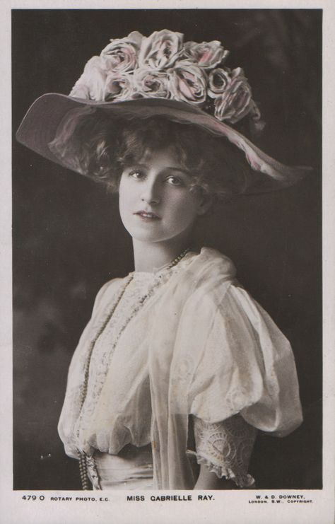 Photo Women, Pretty Hats, Old Hollywood Movies, White Pictures, Edwardian Style, Gibson Girl, Victorian Women, Edwardian Era, Edwardian Fashion