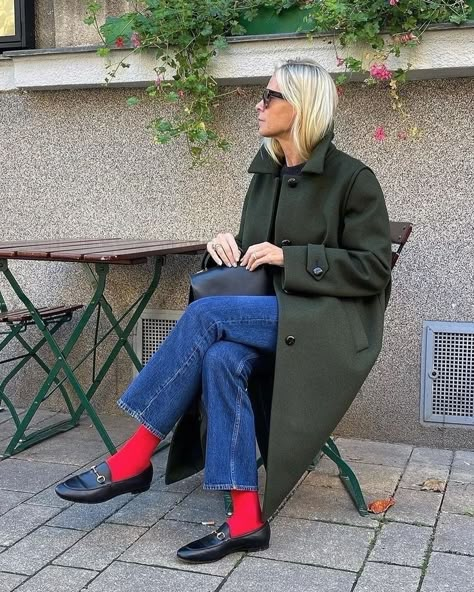 Red Sox Outfit, Socks And Loafers, Red Socks, Looks Jeans, Red Tights, Loafers Outfit, Sock Outfits, Cooler Look, Looks Street Style