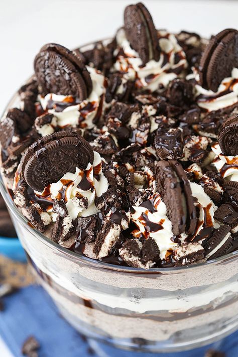 Oreo Cheesecake Brownie Trifle - layers of chewy brownie, oreo cheesecake, whipped cream, chocolate sauce and more Oreos! So good! Brownie Trifle Recipe, Chocolate Oreo Cheesecake, Oreo Trifle, Trifle Recipes Easy, Easy Trifle, Brownie Oreo, Brownie Trifle, Cheesecake Oreo, Cheesecake Trifle