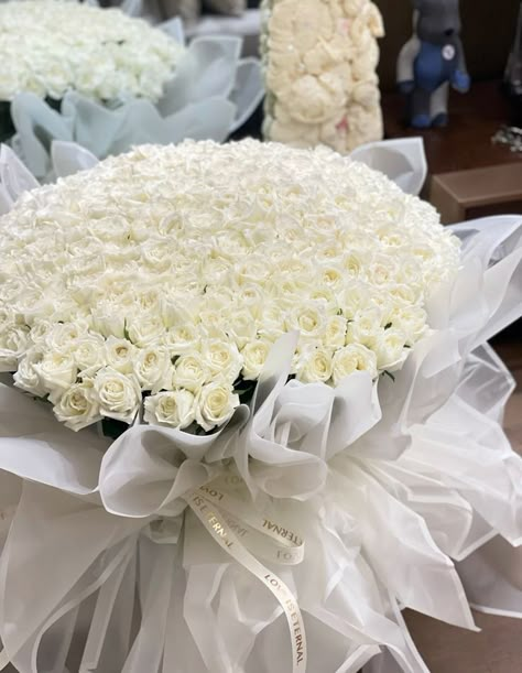 Old Money Flower Bouquet, Big White Roses Bouquet, White Roses Bouquet Gift, White Flower Bouquet Aesthetic, White Roses Bouquet, Roses Bouquet Gift, White Rose Bouquet, Luxury Flower Bouquets, Money Flowers