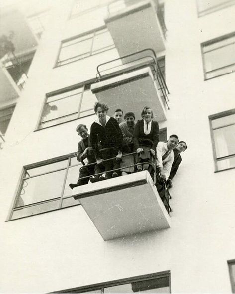 Architecture & art on Instagram: “Bauhaus students on a balcony of the studio building in #Dessau, #Germany, ca. 1931 or 1932. Photo..(Bauhaus Dessau Foundation)…” Bauhaus Building, Weimar Germany, Bauhaus Interior, Bauhaus Architecture, Bauhaus Movement, Bauhaus Art, Walter Gropius, The Bauhaus, Josef Albers