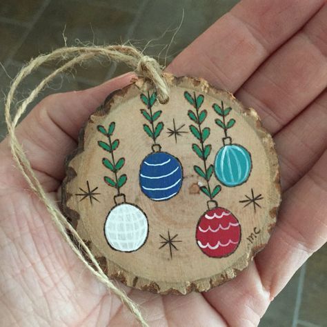 Ornaments Painted, Christmas Rock, Painting Wood, Painted Christmas Ornaments, Wood Slice Ornament, Wood Christmas Ornaments, Wooden Christmas Ornaments, Wooden Ornament, Painted Ornaments