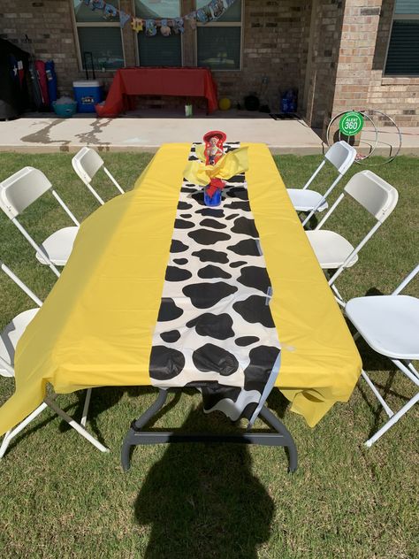 Toy Story Birthday Centerpiece Ideas, Outdoor Toy Story Party, Toy Story Birthday Table Decorations, Diy Toy Story Centerpieces, Toy Story Party Table Setting, Toy Story Birthday Party Table Ideas, Toy Story Birthday Table Ideas, Toy Story Birthday Table Centerpieces, Toy Story Table Centerpieces Diy