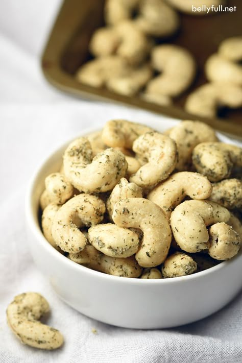 Easily transform plain cashews into tangy Dill Pickle Cashews with herbs, buttermilk powder, and tangy citric acid. Makes an awesome portable snack! Buttermilk Powder, Pickle Vodka, Cashew Recipes, Dill Pickle Recipe, Dill Recipes, Homemade Pickles, Nut Recipes, Pickling Recipes, Healthy Delicious