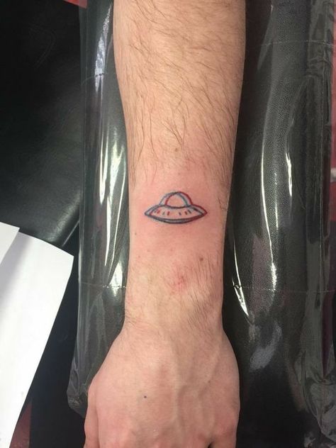 Spaceship Tattoo, Astronomy Tattoo, Ufo Tattoo, Tatuagem Masculina Pequena, Mini Tattoo, Alien Tattoo, Ship Tattoo, Small Tattoos For Guys, Wrist Tattoo