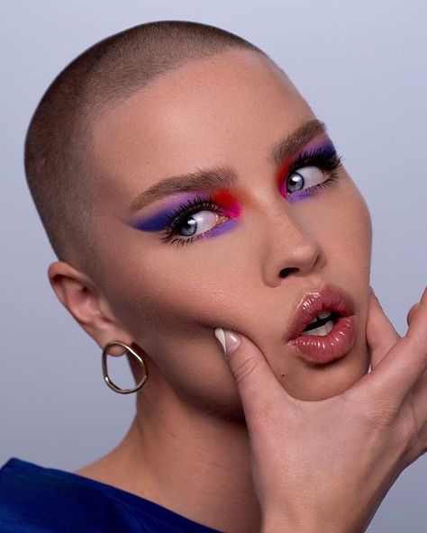 KALEIDOS on Instagram: “Power Play 🪁⁣ ⁣ A stunning look by @celine_bernaerts using the Escape Pod 15-shade eyeshadow palette.” Celine Bernaerts, Girls With Shaved Heads, Escape Pod, Super Short Hair, Bald Women, Shaved Head, Editorial Makeup, Makeup Goals, Artistry Makeup