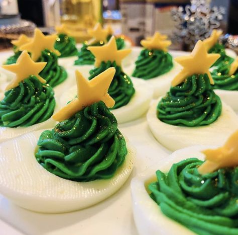 Merry Christmas festive holiday deviled egg trees appetizers  DIY piping green food dye, edible gold glitter dust with an American cheese star to top it off Red And Green Christmas Food, Christmas Pick Ups Food, Xmas Deviled Eggs, Green Christmas Food Ideas, Make Ahead Appetizers Christmas, Glitter Deviled Eggs, Christmas Shaped Appetizers, Green Christmas Snacks, Green Appetizers For Party