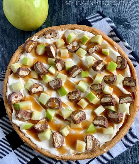 Caramel Apple Dessert Pizza Caramel Apple Pizza, Dessert Recipes Thanksgiving, Caramel Apple Dessert Recipes, Apple Bark, Caramel Apple Dessert, Christmas Lasagna, Apple Dessert Pizza, Pillsbury Sugar Cookie Dough, Lasagna Dessert