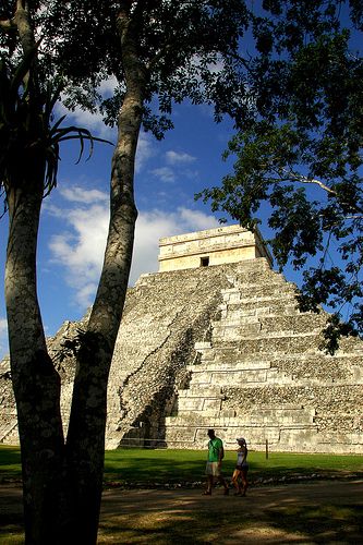 View of El Castillo, the main building of Chichen Itza, Mexico. Chichen Itza Mexico, Ocho Rios, Mayan Ruins, Chichen Itza, Mexico Travel, Riviera Maya, Aruba, Central America, Places Around The World