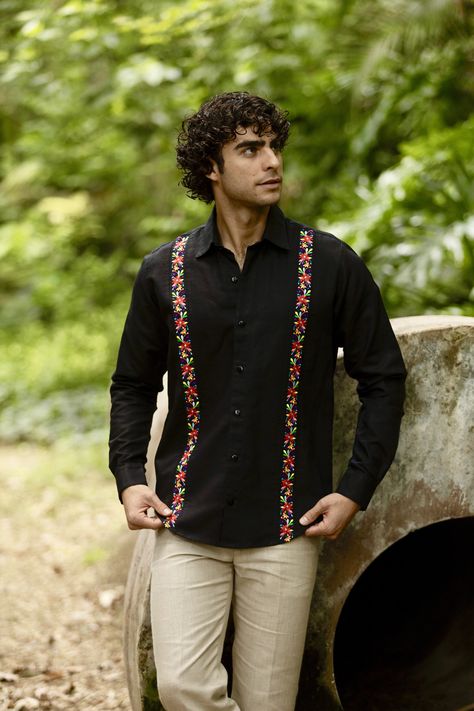 Camisa 100% Lino Cuello Solapa Bordada/ Modelo. Iván Camisa Fresca con diseño de bordado único. Manga Larga. Camisa Slim fit. Ideal para usar en fiesta mexicana, playa u ocasión casual. Online Love, Fashion Shop, Slim Fit, Closet