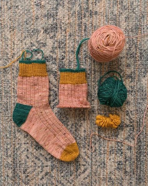 Hand Knit Socks, Sock Knitting Patterns, How To Purl Knit, Sock Patterns, Knitting Gift, Yarn Projects, Diy Knitting, Knitwear Design, Sock Yarn