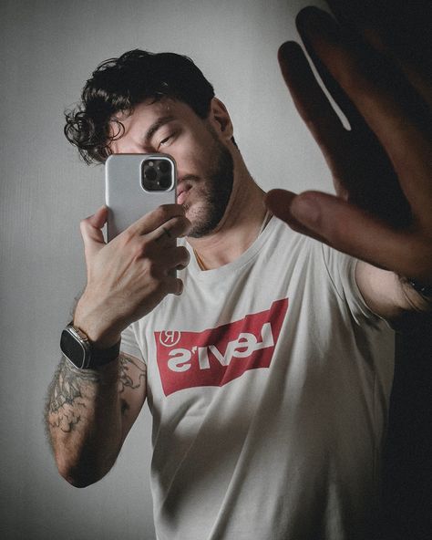 Aesthetic Man Selfie, Male Mirror Selfie Poses, Mens Mirror Selfie Poses, Mirror Selfie Poses For Men, Mirror Selfie Men Instagram, Mirror Selfie Ideas Men, Mens Selfie Poses, Selfie Ideas Instagram Men, Mirror Selfie Poses Men