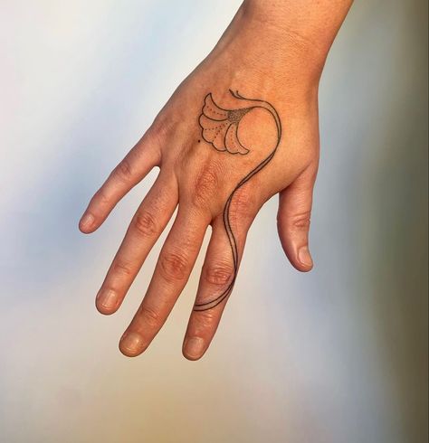 Art Nouveau Hand Tattoo, Simple Botanical Tattoo, Guatemalan Tattoo, Bold Flower Tattoo, Eclectic Tattoo, 60s Tattoo, Jagua Henna, Art Nouveau Tattoo, Nouveau Tattoo