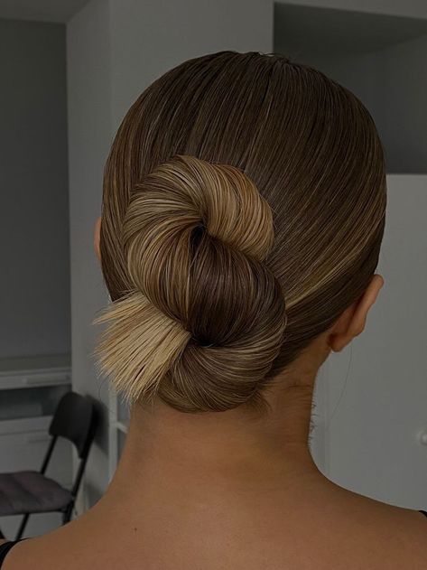 Modern Updo, Chic Updo, Fashion Week Hair, Couture Hairstyles, Sleek Updo, Trend 2023, Bridal Hair Buns, Best Haircuts, Perfect Hairstyle