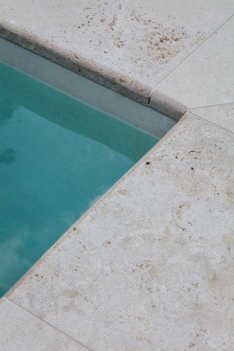 In this villa in the  the limestone Pietra Bicci was applied as outdoor flooring and pool copings. To completely integrate a swimming pool into the garden, you can use pool copings to guarantee a perfect transition. Natural Stone Pool, Pool Edging, Pool Area Tiles, Pool Travertine, Travertine Swimming Pool, Pool Paving Ideas, Limestone Pool Paving, Limestone Pool Coping, Limestone Pool