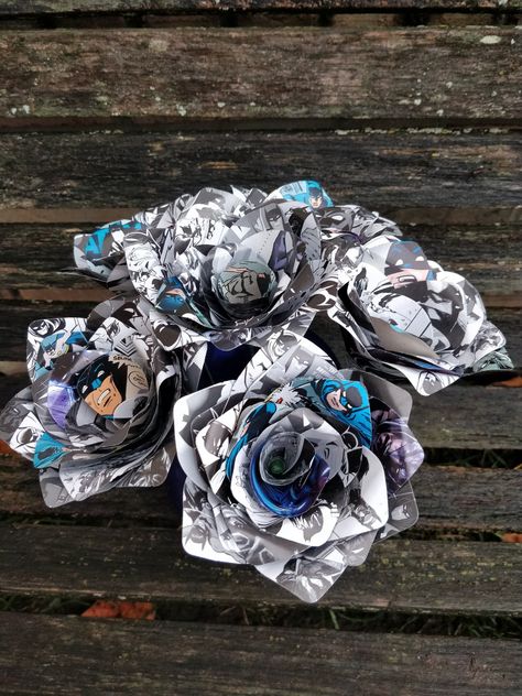 DIY Paper Flower Bouquets for Special Occasions Comic Book Bouquet, Book Roses, Paper Bouquet Wedding, Paper Flowers Diy Easy, Origami Gifts, Paper Flower Patterns, Paper Magic, Book Origami, Roses Wedding