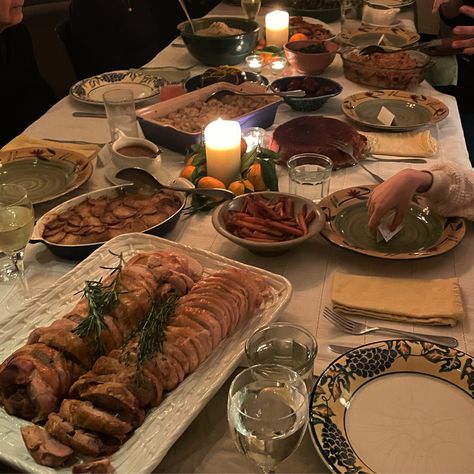 Fall Dinner Table Aesthetic, Thanksgiving Spread Aesthetic, Thanksgiving Food Plate Aesthetic, Thanksgiving Meal Aesthetic, New Years Food Table, Autumn Dinner Aesthetic, Family Meal Aesthetic, Thanksgiving Day Aesthetic, Thanksgiving Dinner Aesthetic