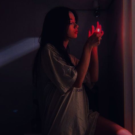 House Selfie Ideas, Lighter Pose Reference, Lighter Photoshoot Ideas, Photoshoot With Lighter, Person Holding Heart Reference, Girl Holding Knife Reference, Hand Holding Lighter Reference, Holding Flashlight Pose, Aesthetic Girl Holding A Knife