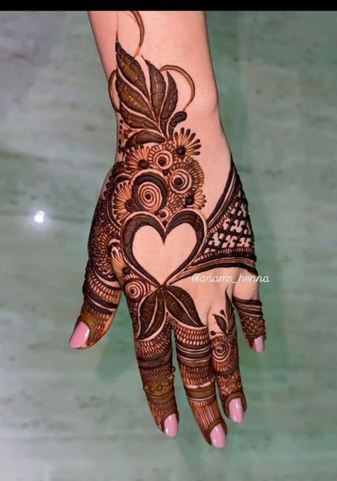 Mehendi Designs Arabic Beautiful, Heena Design Arabic Back Hand, Back Mendhi Designs Latest, Dubai Mehndi Designs Back Hand, Mahindi Design Hands Beautiful, Back Hand Mendhi Degin, Mehndi Designs New 2024, Arabic Design Mehndi, Mehndi Designs Fancy