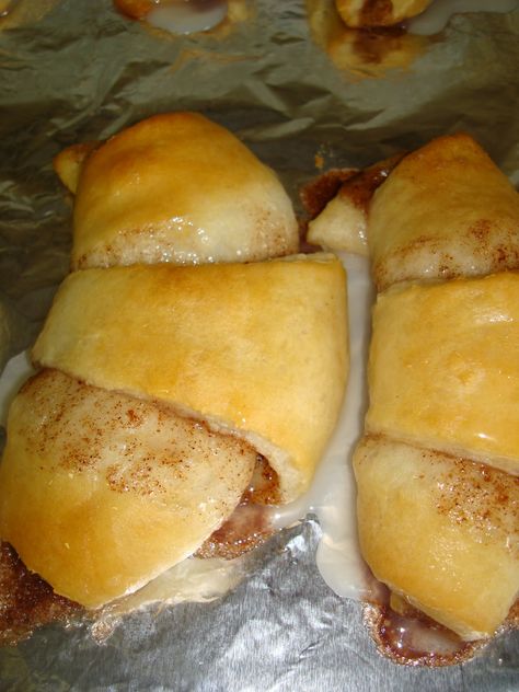 Cinnamon Roll Crescents - These are so awesome and easy! Cressant Rolls, Cinn Rolls, Crescent Recipes, Crescent Roll Recipes, Crescent Roll, Easy Cinnamon, Monkey Bread, Think Food, Crescent Rolls