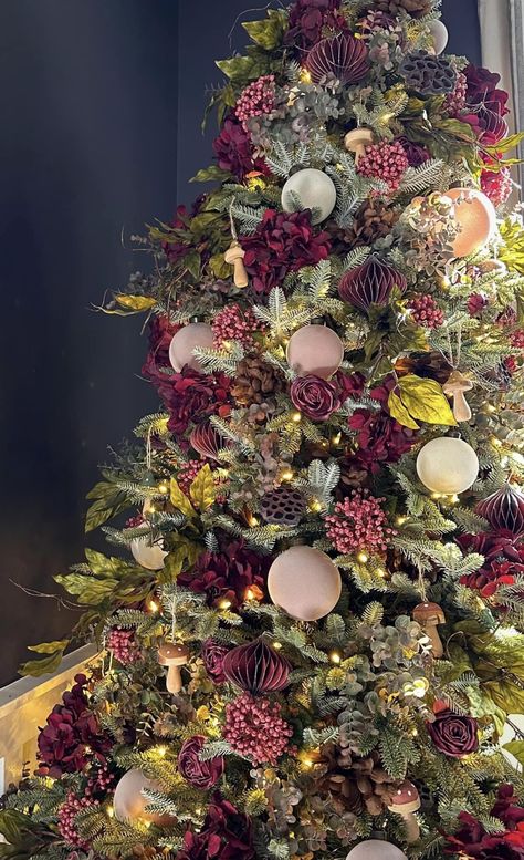 Floral Xmas Tree, Chromas Trees Ideas, Christmas Tree Ideas Colourful, Christmas Decor Colour Schemes, Christmas Moody Decor, Flower Themed Christmas Tree, Witchy Christmas Tree Ideas, Dark Pink Christmas Tree, Christmas Tree Color Schemes 2024