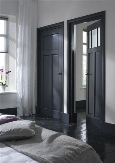 Encontrado en ohsolovelyobsessions.tumblr.com Pintu Interior, Dark Doors, Grey Doors, Interior Vintage, Black Floor, Black Doors, Basement Ideas, Grey Walls, Home Fashion