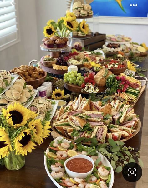 Sandwich Buffet, Salmon Platter, Lunch Party, Decorações Com Comidas, Brunch Table, Party Food Buffet, Buffet Set, Catering Ideas Food, Chafing Dish