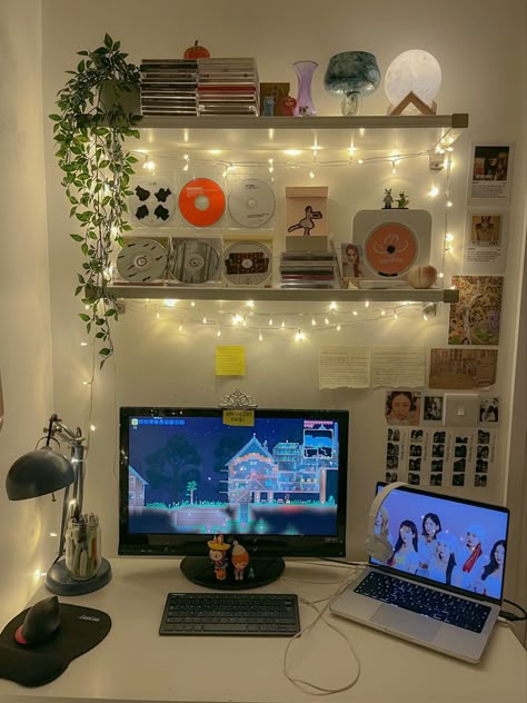 Fairy Light Setup, Fairy Light Desk Setup, Aesthetic Fairy Lights Bedroom, Geeky Bedroom Ideas, Fairy Lights Study Table, Fairy Lights Office Desk Areas, Fairy Lights Desk Decor, Fairy Lights Shelves, Dorm Bookshelf Decor