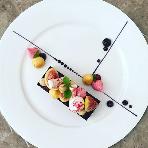 See this Instagram photo by @chefsplateform •                                                                                                                                                                                 More Weight Watcher Desserts, Gourmet Food Plating, Food Plating Techniques, Chefs Plate, Dessert Presentation, Decorações Com Comidas, Whiter Teeth, Dessert Plating, Low Carb Dessert