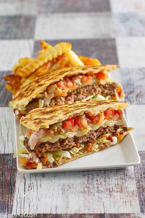 Applebees Quesadilla Burger, Mexi Ranch, Quesadilla Burger Recipe, Cheeseburger Quesadilla, Quesadilla Burgers, Cheese Quesadillas, Ranch Sauce, Juicy Burger, Burger Patty