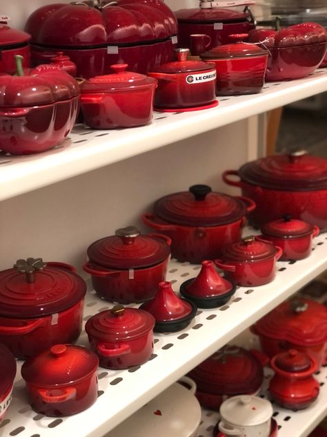 Staircase For Christmas, Home Warming Gifts, Clay Cooking Pots, Le Creuset Red, Red Kitchen Accessories, Kitchen And Utility, Gg Collection, Le Creuset Dutch Oven, Non Stick Cookware