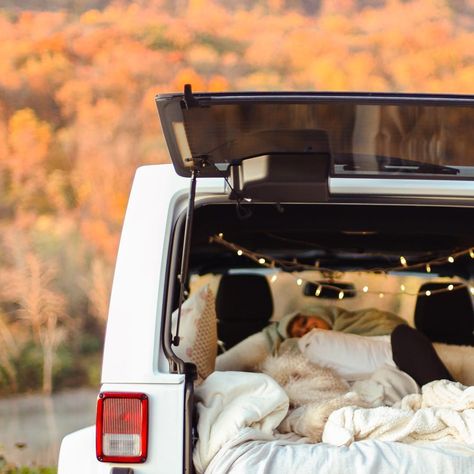 Trunk Date, Jeep Trunk, Jeeps Wrangler, Girl Camping, Cars Jeep, Jeep Camping, Camping Vibes, Dream Cars Jeep, Girls Camp