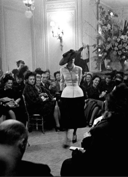 70 years ago this week, on February 12, 1947, Christian Dior had his first show. This was where his iconic Bar Suit made its first appearance and went on to influence couture for decades. The New Look Dior 1947, Dior 40s, Dior Bar Suit, Dior History, Dior 1950s, Christian Dior New Look, Dior 1950, Dior New Look, Dior Hat