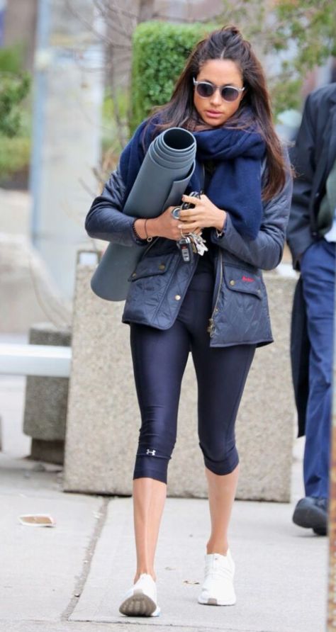 Meghan Markle's Best Barbour Jacket Moments - Dress Like A Duchess Meghan Markle Yoga, Meghan Markle Dress, Suits Actress, Prince Harry And Megan, Adidas Stella Mccartney, Meghan Markle Style, Prinz Harry, Yoga Pictures, Principe Harry