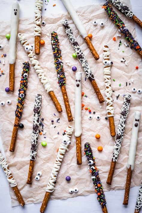 A fun and easy festive treat, these Halloween Chocolate Pretzel Rods are easy to make, take minimal ingredients and are fun for kids and adults alike. Chocolate Pretzels Halloween, Easy Halloween Finger Foods, Halloween Pretzels Rods, Adult Halloween Party Food, Chocolate Pretzel Rods, Easy Halloween Party Food, Halloween Finger, Halloween Pretzels, Halloween Finger Foods