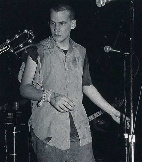 Ian Mackaye, Bassist for Teen Idles, Vocalist for Minor Threat, Embrace, Fugazi, now The Evens. Co-Founder of Dischord Records. Dischord Records, Ian Mackaye, Minor Threat, Punk Love, Punks Not Dead, Street Punk, Punk Scene, Hardcore Punk, Stuff And Thangs