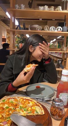 Date With Gf Snapchat, Poses With Pizza, Pose With Pizza, Friends Food Snap, Pizza With Friends Aesthetic, Fake Date Snapchat, Fake Birthday Snap, Date Snap, Cafe Snap