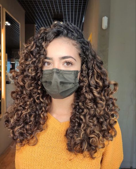 Ombre Curly Hair Color, Curly Hair Cuts 3b, Curly Balayage Hair, Curly Hair Color Ideas, 3b Curly Hair, Curly Hair Color, Before And After Makeup, Transformation Challenge, Dyed Curly Hair