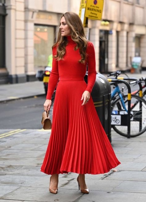 Pleated Midi Skirt Outfit, Kate Middleton Style Outfits, Looks Kate Middleton, Red Pleated Skirt, Kate Princess, Pleated Skirt Outfit, Red Turtleneck Sweater, Catherine Of Wales, Kate Middleton Outfits