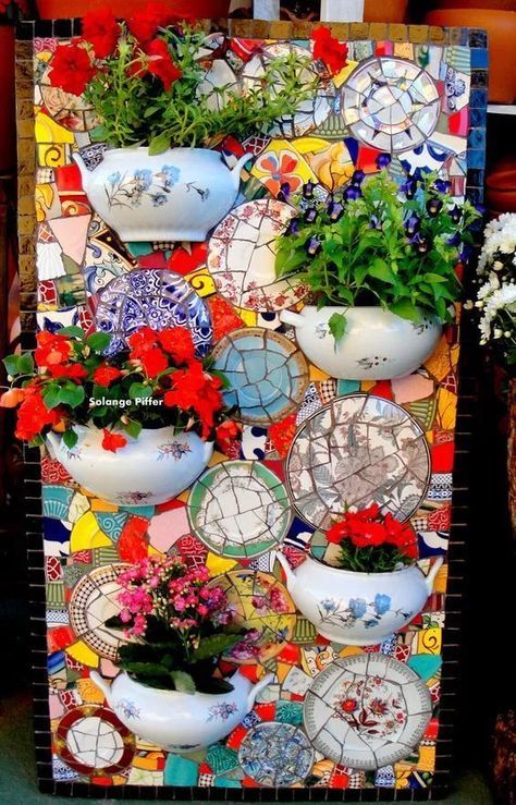 31+ Brilliant DIY Mosaic Decorations for Your Garden - Farm.Food.Family Mosaic Pots, Mosaic Garden Art, Mosaic Madness, Mosaic Art Projects, Mosaic Stained, Mosaic Artwork, Mosaic Decor, Broken China, Mosaic Garden