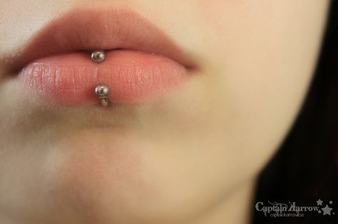 Bottom Lip. Lips Piercing, Lip Piercing Labret, Different Types Of Piercings, Lip Piercing Jewelry, Piercing Labret, Monroe Piercings, Henna Body Art, Face Piercings, Bottom Lip