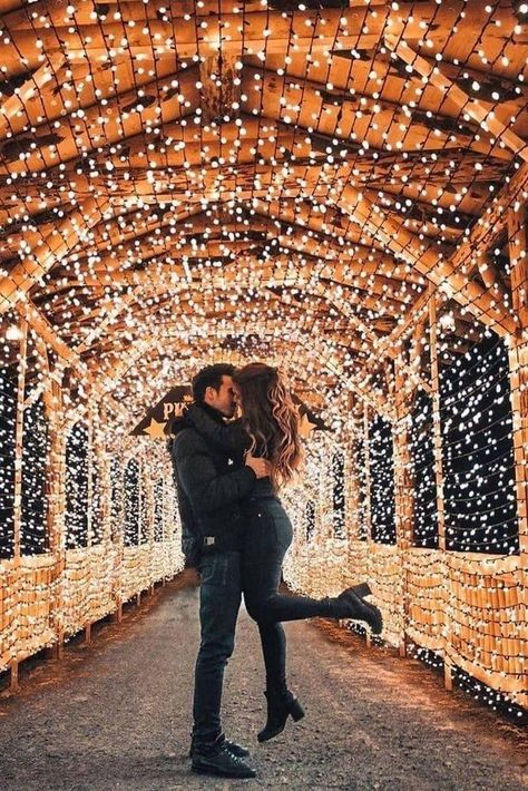 Christmas Engagement Photos, Cute Proposal Ideas, Christmas Couple Photos, Christmas Couple Pictures, Proposal Pictures, Cute Engagement Photos, Couple Engagement Pictures, Engagement Pictures Poses, Winter Photoshoot