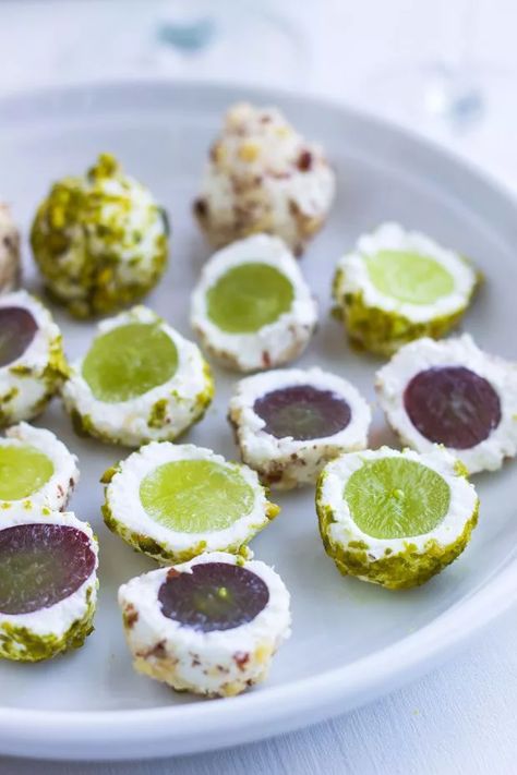 Goat Cheese Grape Balls Recipe — Eatwell101 Last Minute Appetizer, Cold Finger Foods, Grape Recipes, Elegant Appetizers, Party Appetizers Easy, Snacks Für Party, Savory Recipes, Best Appetizers, Small Bites