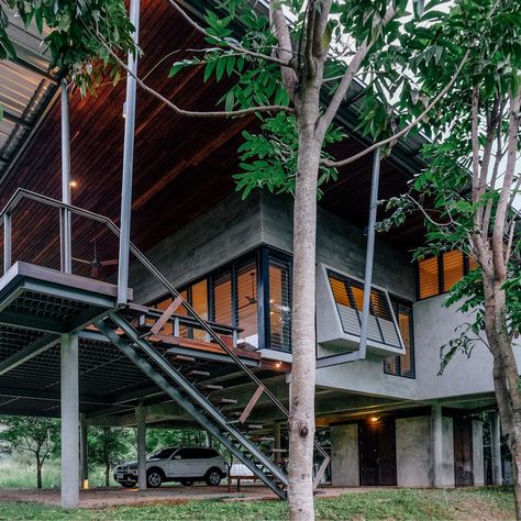 House Khao Loy - Spacetime Architects Elevated House, Modern Tropical House, Tropical House Design, Thai House, House On Stilts, Tropical Architecture, Loft House, Tropical House, Steel House