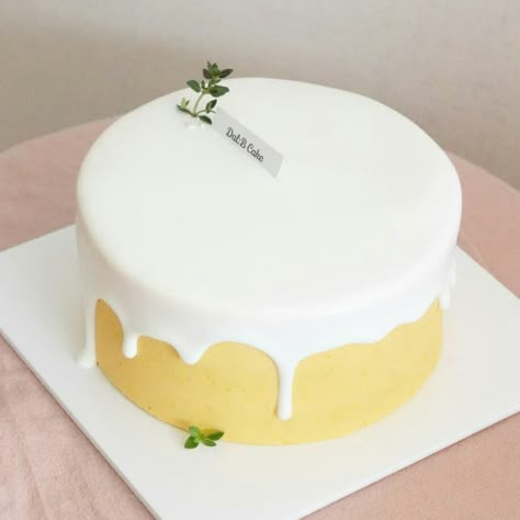 Korean Cake, Simple Cake Designs, Pretty Birthday Cakes, Cute Birthday Cakes, Just Cakes, Cake Designs Birthday, Cute Desserts, White Cake, Pretty Cakes