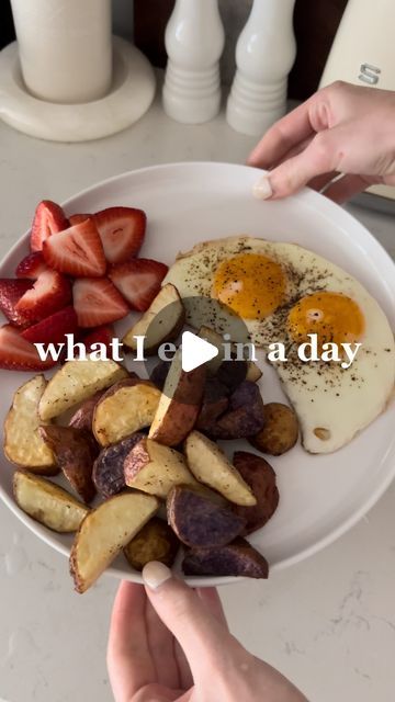 Claire Manson on Instagram: "Another what l eat in a day! Disclaimer: for anyone who didn’t see my previous post, please take this video with a grain of salt & not dieting advice. I eat intuitively & dont diet or restrict. Some days I eat more & some days I eat less. #whatieatinaday #fyp #aesthetic #viral #Foodie #cooking" What I Eat In A Day Aesthetic, What I Eat In A Day Tik Tok, What To Eat In A Day, What I Eat In A Day Healthy, Eat In A Day Healthy, Lion Diet, Eating Schedule, Fyp Aesthetic, Eat Less